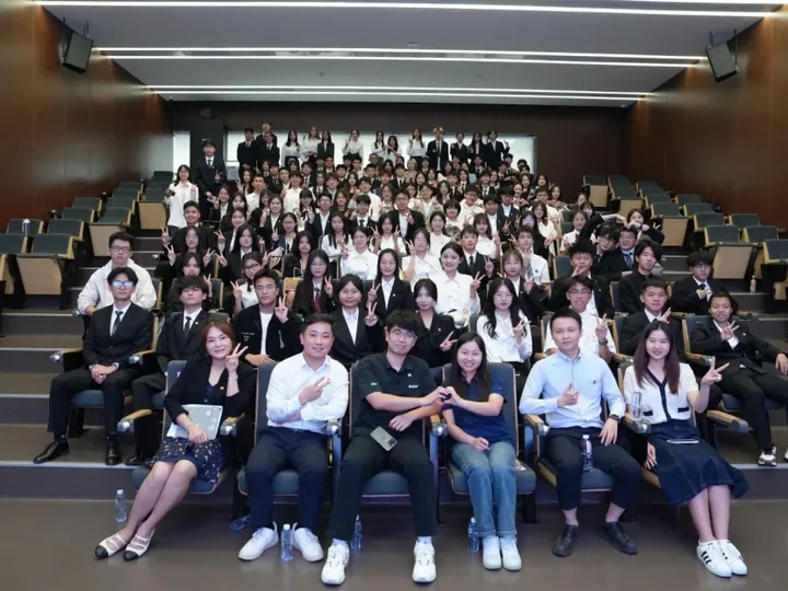 共青团深圳技术大学委员会集体合照